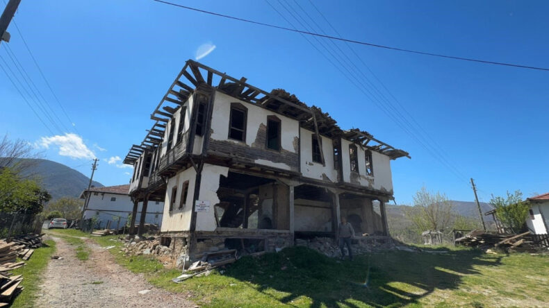 Miras&ccedil;ılar aralarında anlaşamadı 250 yıllık konak yıkılıyor