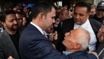 Murat Kurum, şehit babası ile buluştu: Ev s&ouml;z&uuml;n&uuml; yerine getirdik