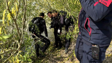 Nehirden ceset &ccedil;ıktı