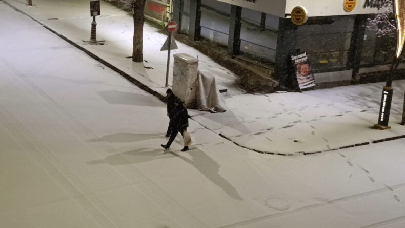 Nisanda Kar S&uuml;rprizi: 5 Dakikada Her Yer Bembeyaz Oldu