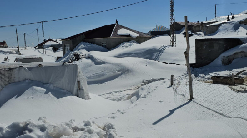 Nisanda kara g&ouml;m&uuml;len mahalle: Kar 3 metreyi aştı