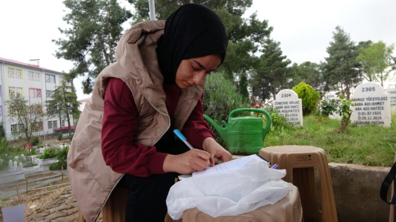 Okul saldırısında hayatını kaybeden &ouml;ğrenciler i&ccedil;in bırakılan notlar duygulandırdı