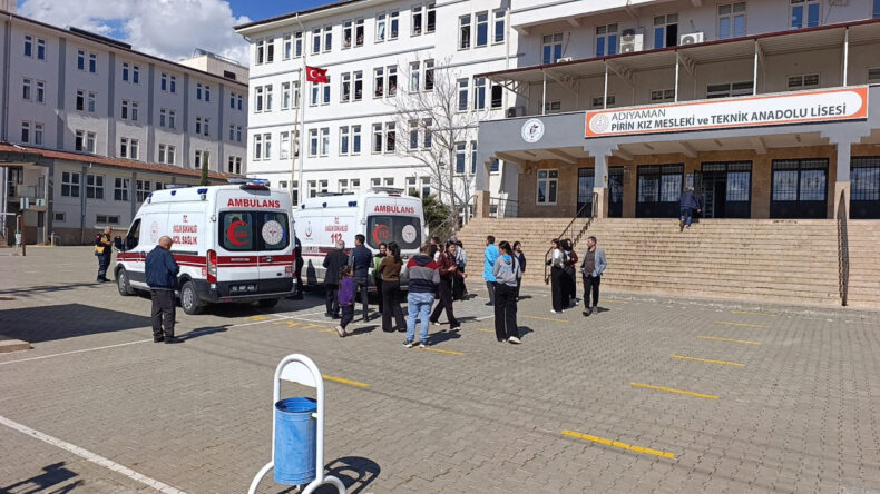 Okulda zehirlenme ş&uuml;phesi: &Ouml;ğrenciler peş peşe fenalaştı