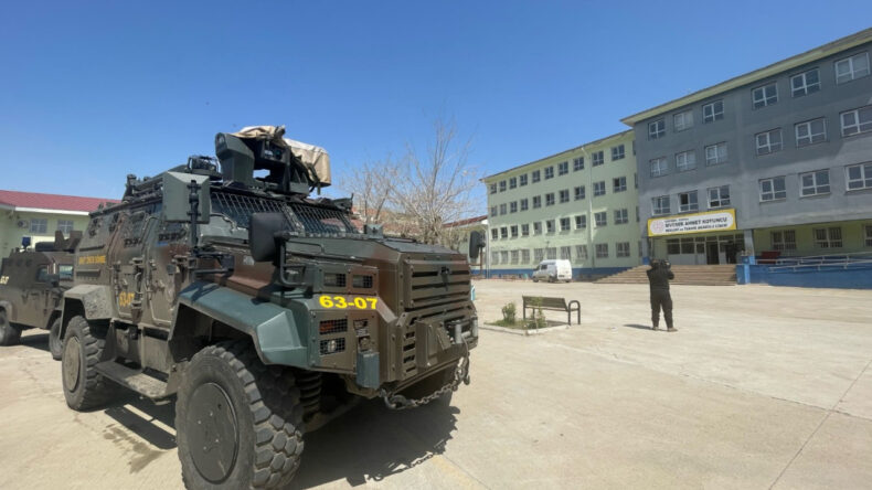 Okulların &Ouml;n&uuml;nde Beklemek, Toplanmak Yasaklandı