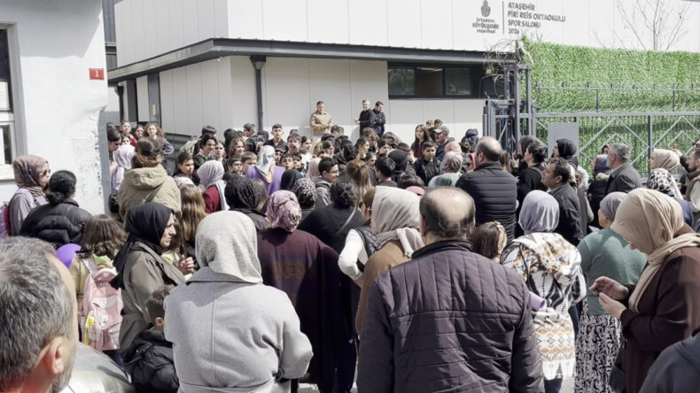 Ortaokulda tavuk d&ouml;ner k&acirc;busu! &Ccedil;ok sayıda &ouml;ğrenci hastaneye kaldırıldı