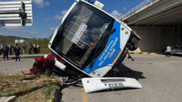 Otob&uuml;s aracın &uuml;zerine devrildi: 46 yaralı