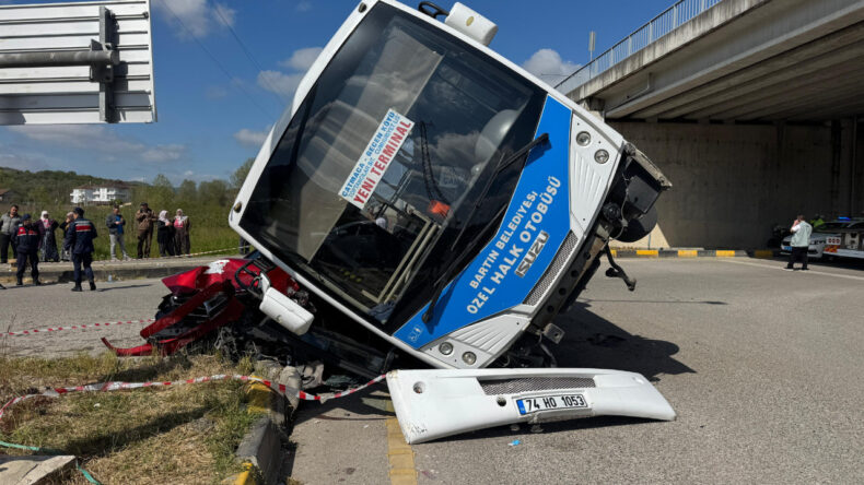 Otob&uuml;s aracın &uuml;zerine devrildi: 46 yaralı