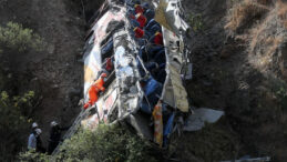 Otob&uuml;s kamyonla &ccedil;arptı: 9 &ouml;l&uuml;, 27 ağır yaralı