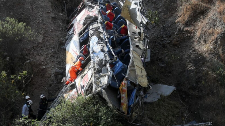 Otob&uuml;s kamyonla &ccedil;arptı: 9 &ouml;l&uuml;, 27 ağır yaralı