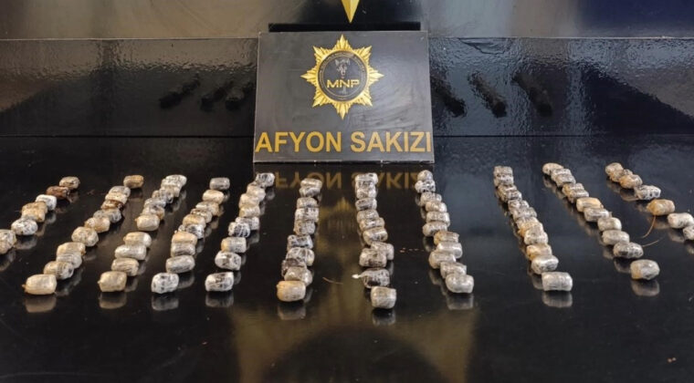 Otob&uuml;s&uuml;ndeki yolcunun midesinden 804 gram afyon sakızı &ccedil;ıktı