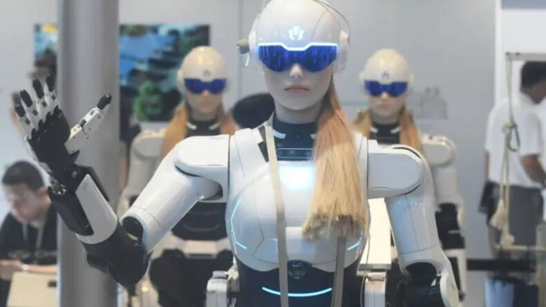 Otomobil devinden s&uuml;rpriz hamle: İnsansı robotu satışa &ccedil;ıkardı