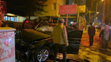 Otomobil Duvara &Ccedil;arptı: 1 &Ouml;l&uuml;