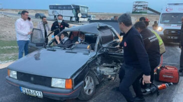 Otomobil Hurdaya D&ouml;nd&uuml;, Karı Koca Ara&ccedil;ta Sıkıştı