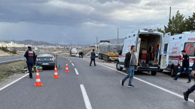 Otomobil ile TIR &ccedil;arpıştı: &Ccedil;ocuk &ouml;ld&uuml;, anne ve baba yaralandı