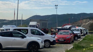 Otomobilde dehşet: Kadını vurup kendini ağır yaraladı