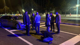 Otomobile &ccedil;arpan alkoll&uuml; s&uuml;r&uuml;c&uuml; darbedildi