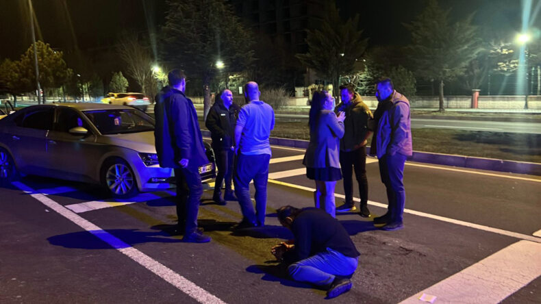 Otomobile çarpan alkollü sürücü darbedildi