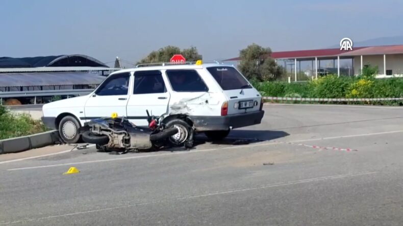 Otomobille &ccedil;arpışan motosikletli &ouml;ld&uuml;