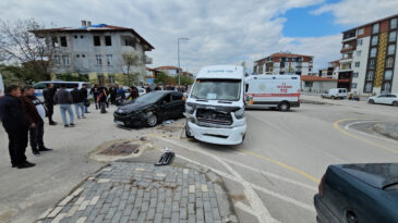 &Ouml;ğrenci servisi ile otomobil &ccedil;arpıştı: Yaralılar var