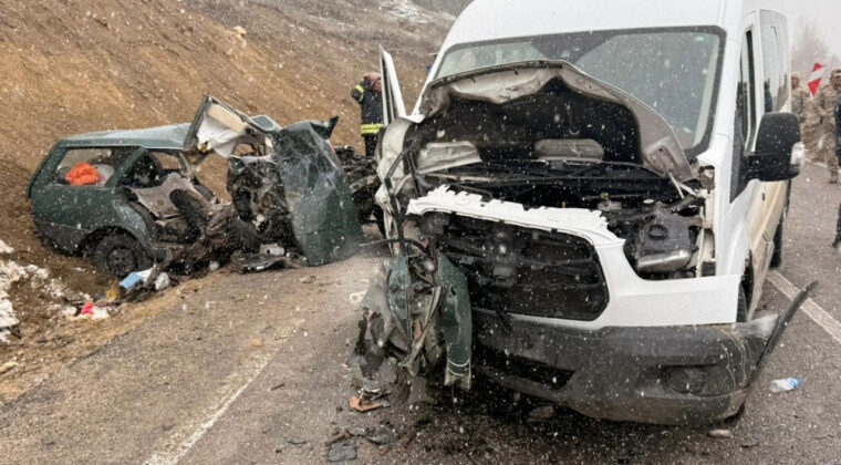 &Ouml;ğretmenleri taşıyordu! 1 &ouml;l&uuml;, 2&rsquo;si ağır 10 yaralı