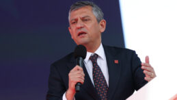 &Ouml;zel: Ondan ne kadar iğreniyorsam Mustafa Bozbey'le o kadar &ouml;v&uuml;n&uuml;yorum
