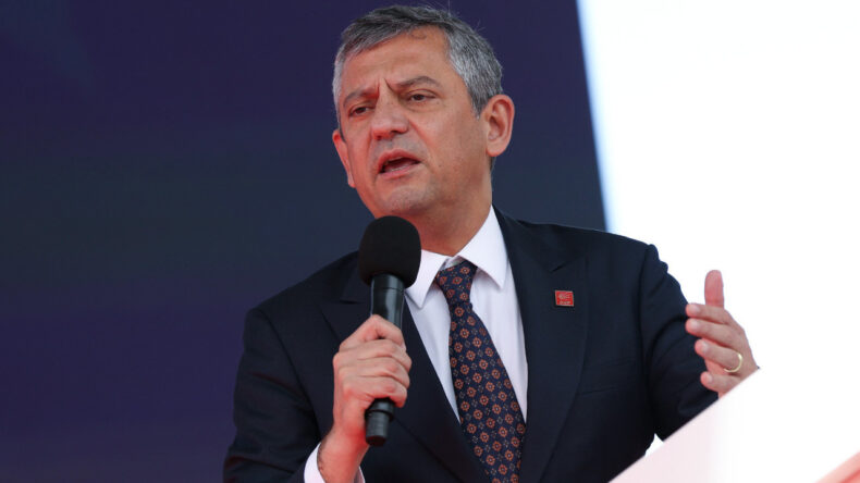 &Ouml;zel: Ondan ne kadar iğreniyorsam Mustafa Bozbey'le o kadar &ouml;v&uuml;n&uuml;yorum