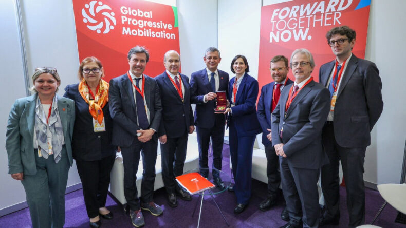 &Ouml;zg&uuml;r &Ouml;zel, Barselona&rsquo;da Junya Ogawa, Elly Schlein ve Jesse Klaver ile g&ouml;r&uuml;şt&uuml;