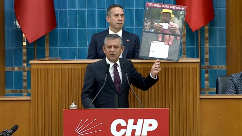 &Ouml;zg&uuml;r &Ouml;zel, NEFES'in Manşetini G&ouml;sterdi: "B&ouml;yle Bir Fotoğraf &Ccedil;ektirilmesin Diye O Se&ccedil;im Kazanılacak"