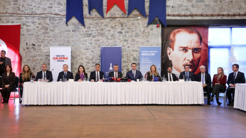 &Ouml;zg&uuml;r &Ouml;zel: Parlamentoda Romanların olmaması b&uuml;y&uuml;k ayıp