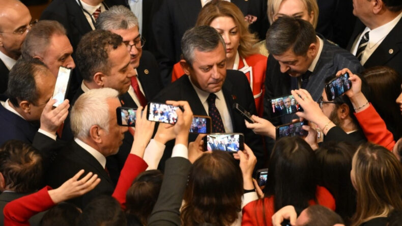 &Ouml;zg&uuml;r &Ouml;zel'den Erdoğan'a 'g&ouml;r&uuml;şme' yanıtı