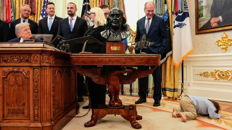 Oval Ofis'i birbirine kattı: Trump bile şaşkına d&ouml;nd&uuml;