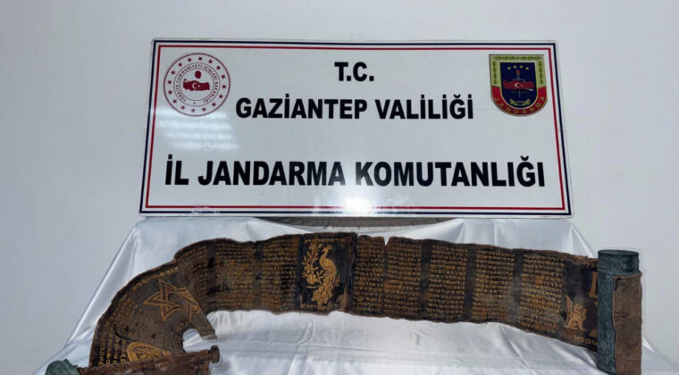 Piton derisine İbranice yazmalı tarihi eser yakalandı