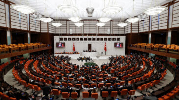Polis memurlarının sorunlarının araştırılması &ouml;nerisi AKP-MHP oylarıyla reddedildi