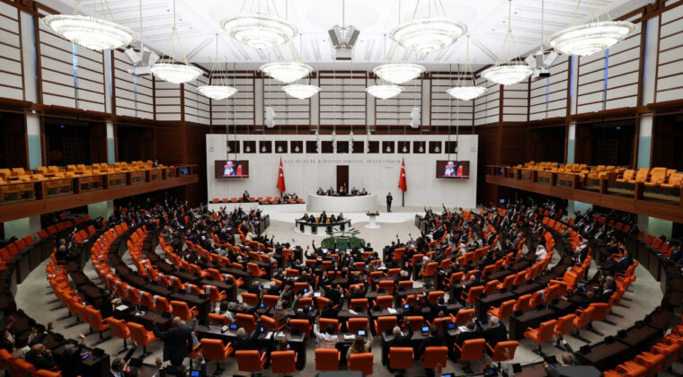 Polis memurlarının sorunlarının araştırılması &ouml;nerisi AKP-MHP oylarıyla reddedildi