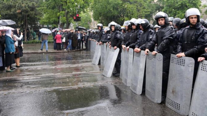 Polisler saldırıda ka&ccedil;tı, emniyet m&uuml;d&uuml;r&uuml; istifa etti