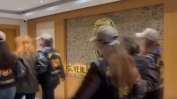 Polislerle alay eden plaza &ccedil;alışanlarına hapis talebi