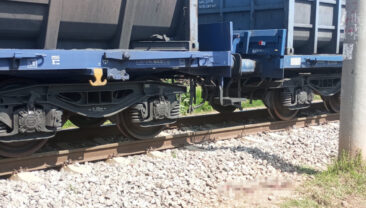 Raylardan Ge&ccedil;mek İsterken Tren &Ccedil;arptı