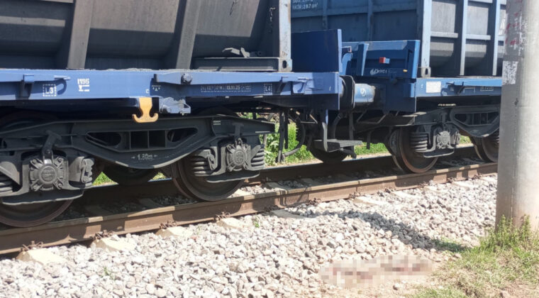 Raylardan Ge&ccedil;mek İsterken Tren &Ccedil;arptı