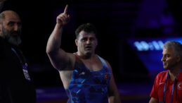 Rıza Kayaalp tarihe ge&ccedil;mek i&ccedil;in minderde: Karelin'in rekorunu kırma zamanı