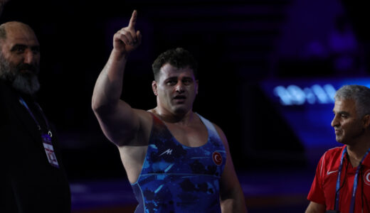 Rıza Kayaalp tarihe ge&ccedil;mek i&ccedil;in minderde: Karelin'in rekorunu kırma zamanı