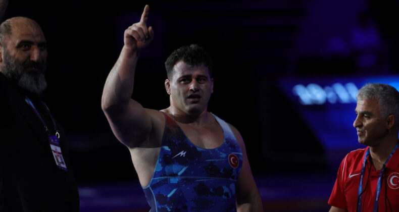 Rıza Kayaalp tarihe ge&ccedil;mek i&ccedil;in minderde: Karelin'in rekorunu kırma zamanı