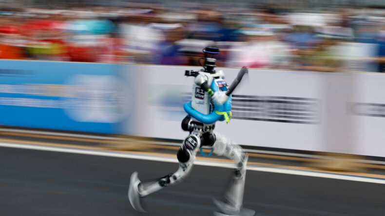 Robotlar yarı maraton koştu: İnsanları ilk kez ge&ccedil;tiler