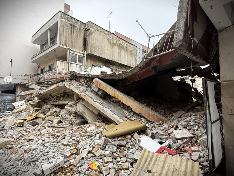 Yıkım sırasında hasar gören apartman