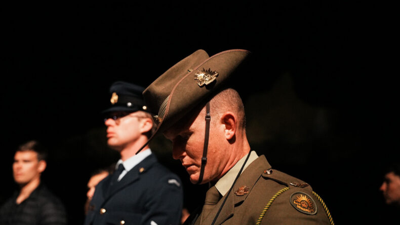 Şafak Ayini i&ccedil;in Anzak Koyu'na geldiler