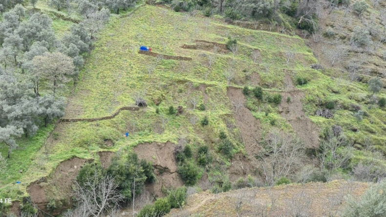 Sağanak sonrası heyelan: Yol kapandı, tarım arazileri zarar g&ouml;rd&uuml;