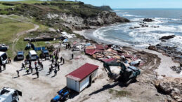 Sahil hattındaki ka&ccedil;ak yapılar tek tek yıkılıyor