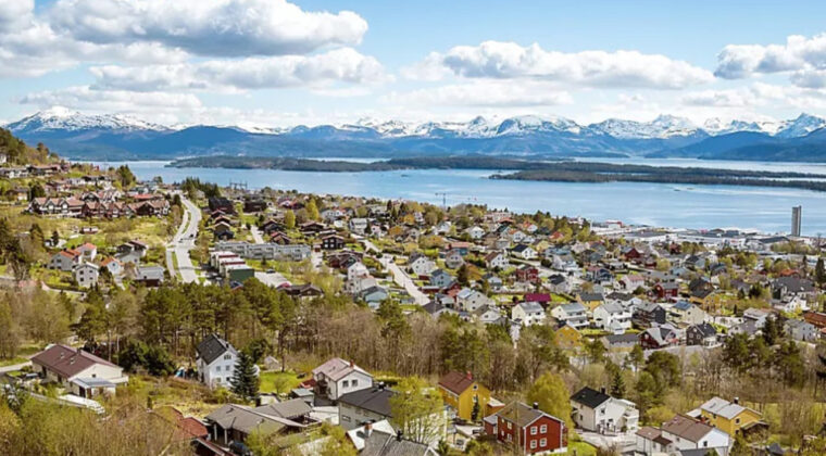 Sahil K&ouml;y&uuml; Yıkılma Riskiyle Karşı Karşıya