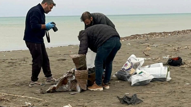 Sahilde bulunan sahipsiz &ccedil;antadan &ccedil;ıkanlar hayrete d&uuml;ş&uuml;rd&uuml;