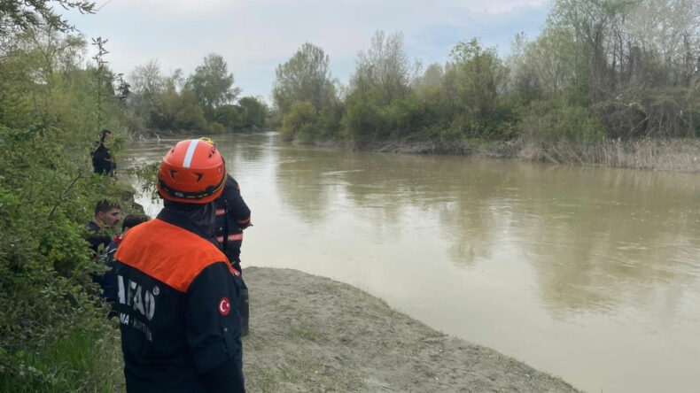 Sakarya Nehri'ne d&uuml;şen &ccedil;ocuk i&ccedil;in arama &ccedil;alışması başlatıldı