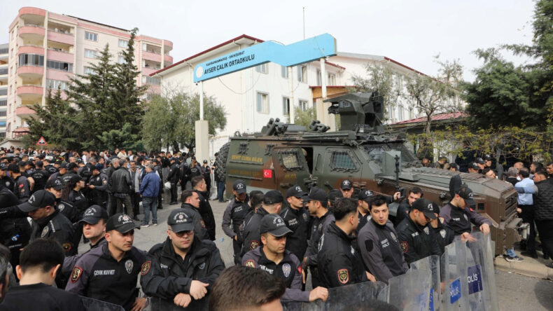 Saldırıda &ouml;ğrenciler sıraları siper yapmış